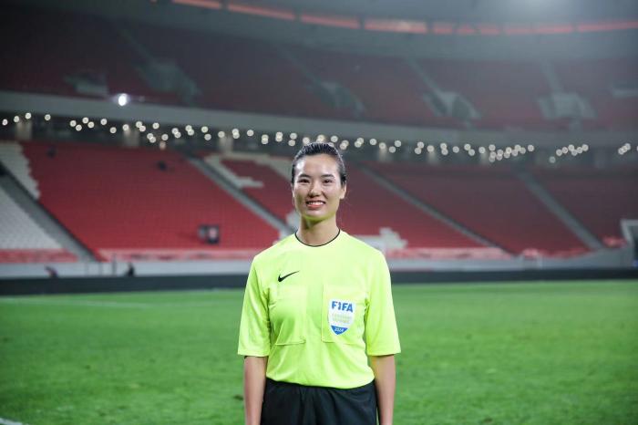 直到大学才与足球结缘的她，成为中超历史上第