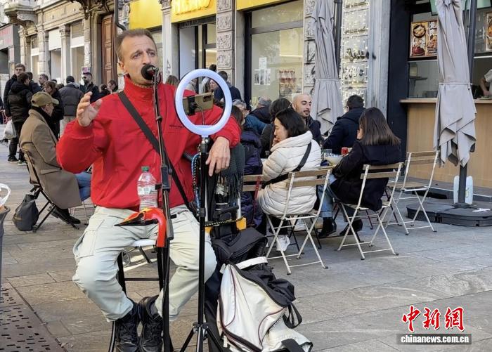 米兰冬奥遇上中国新春:艾力克在华人街以歌声